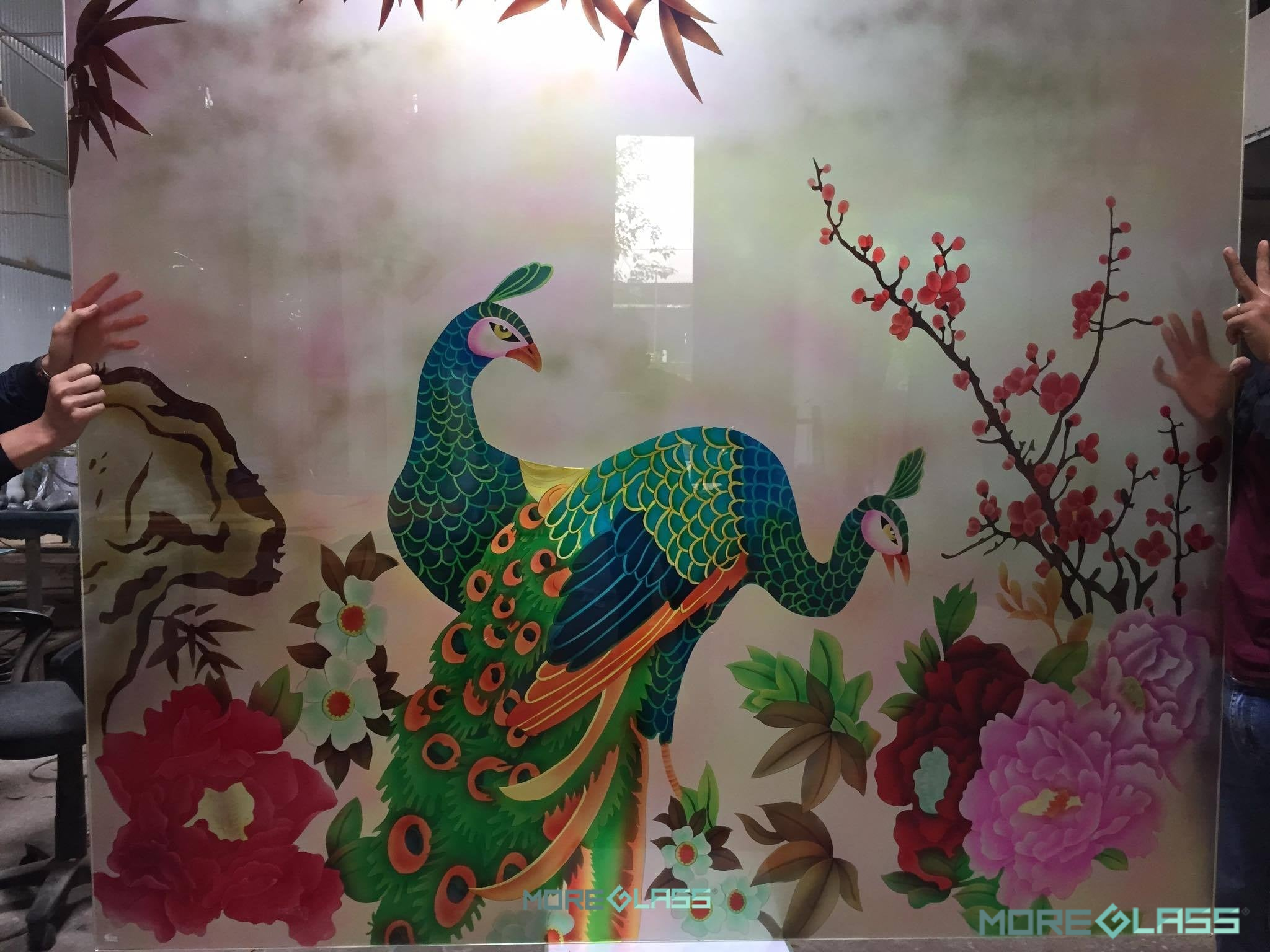 Tranh kính khắc hình chim công và hoa mẫu đơn có ý nghĩa về sự may mắn, quyền quý và giàu sang, và là một tranh treo tường phù hợp cho phòng khách, phòng ngủ hay phòng làm việc.